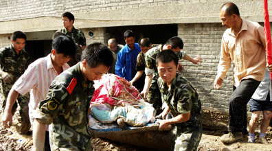 �侯��ͨ�������Ӣ���V Ҋ�C�ӵܱ���Ѫ���\.jpg