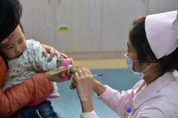 �ڸ���ʡ�D�ױ���Ժ���Ʋ��^(q��)���o(h��)ʿ��һ����ͯ�M(j��n)��ע��ǰ����