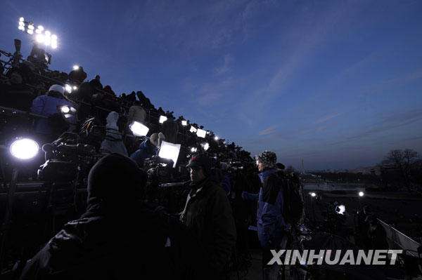  1��20�����������׶��Aʢ�D�ć�����Bǰ��ý�w�ڞ���xʽ�Ĉ�����ʂ䡣�������x���y(t��ng)�W���R�ľ��xʽ�����ڇ�����Bǰ�e����