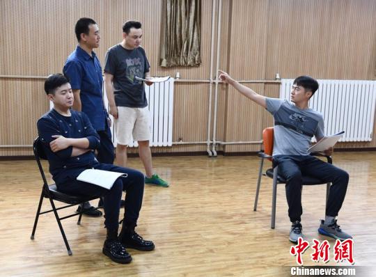 ������ ���M���D