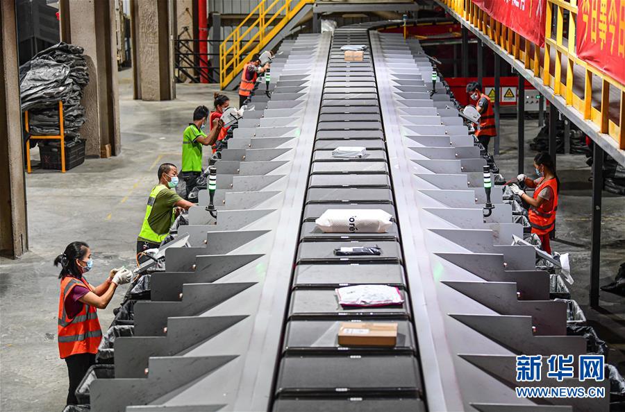 (經(jīng)濟)(1)迎接“雙十一” 快遞分揀忙
