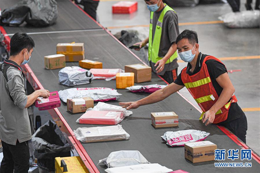 (經(jīng)濟)(2)迎接“雙十一” 快遞分揀忙