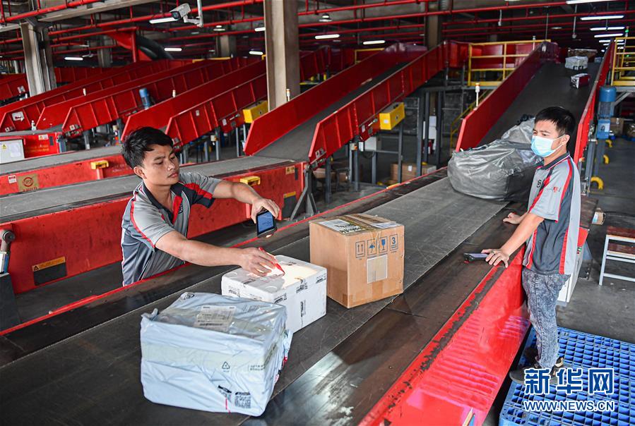 (經(jīng)濟)(3)迎接“雙十一” 快遞分揀忙