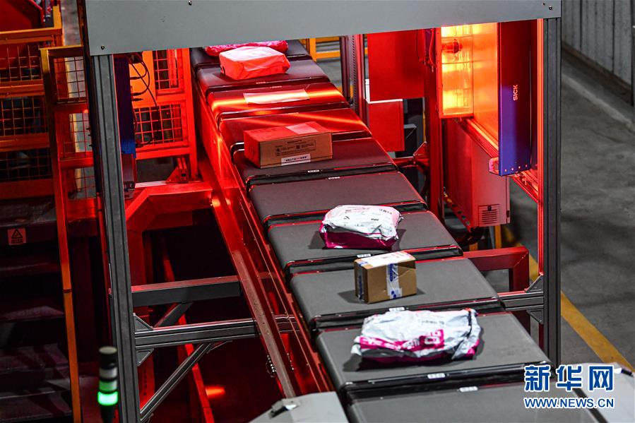 (經(jīng)濟)(4)迎接“雙十一” 快遞分揀忙