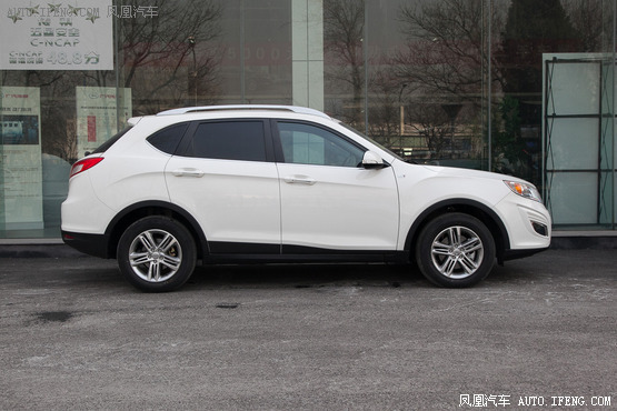 13�f�����Ì���SUV���] ��С�X�A���惺