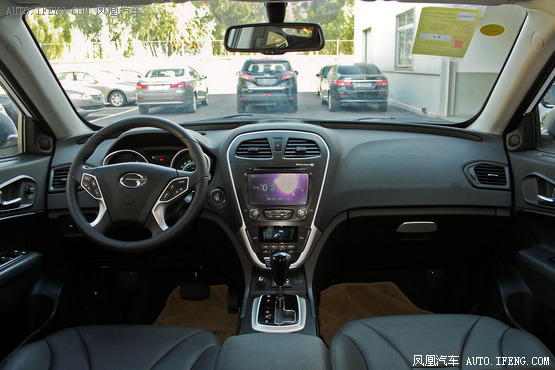 13�f�����Ì���SUV���] ��С�X�A���惺
