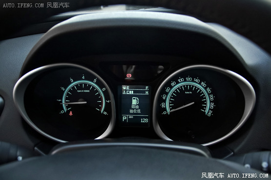 13�f�����Ì���SUV���] ��С�X�A���惺