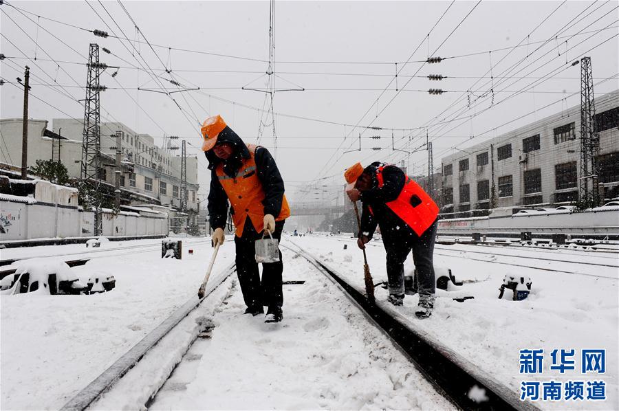 (���(hu��))(2)����:��ѩ����܇(ch��)���c(di��n) �����ÿ͜���