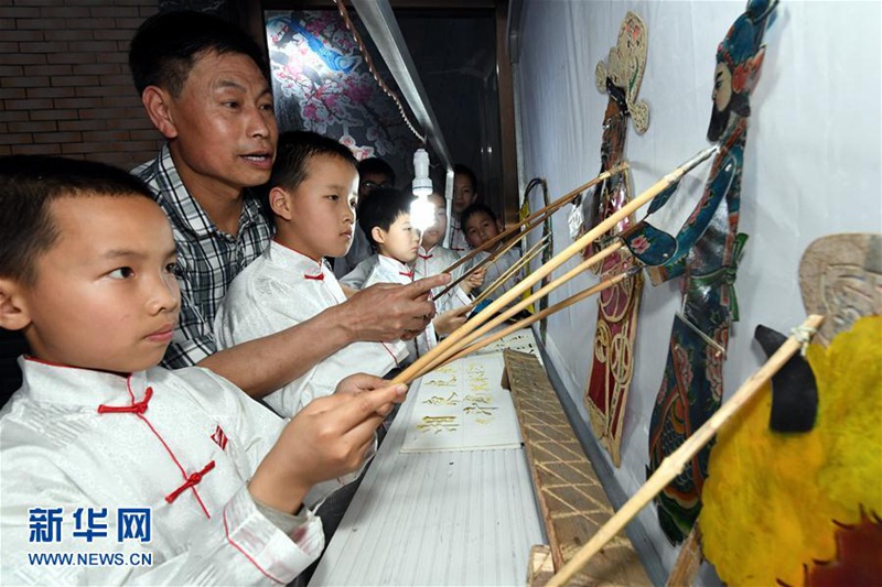 4��19�գ�Ƽ�l(xi��ng)����|�^(q��)�|���(zh��n)���^���r(n��ng)������|ƤӰ����ߴ����˶����l(f��)��������c���^С�W(xu��)�W(xu��)��һ����ƤӰ���������������ʡ�����|(zh��)�Ļ��z�a(ch��n)��Ƽ�l(xi��ng)����|ƤӰ���ڂ����Є�(chu��ng)������(d��ng)?sh��)�ƤӰ�򄡈F(tu��n)ÿ���ߴ崮�����l(xi��ng)�ݳ���200������׌ƤӰ�����M(j��n)�W(xu��)У����С�W(xu��)�����ռ��@�T���y(t��ng)ˇ�g(sh��)�����ܰ���ϲ�ۡ����A��ӛ�� ����ƽ �z