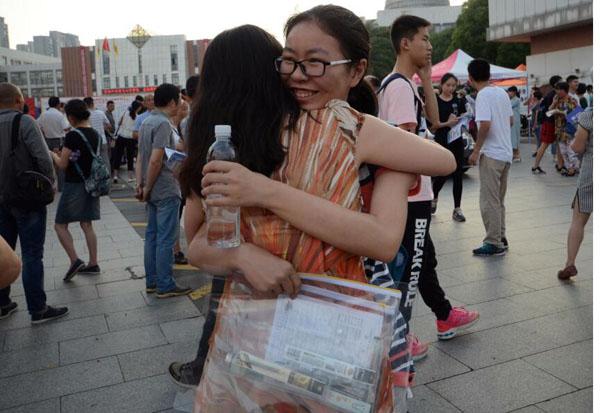 �����߿���Ҫ��Ŀ�Ŀ�ԇ8������17�rȫ���Y(ji��)���������߳��������cĸ�H����������r��/�z��