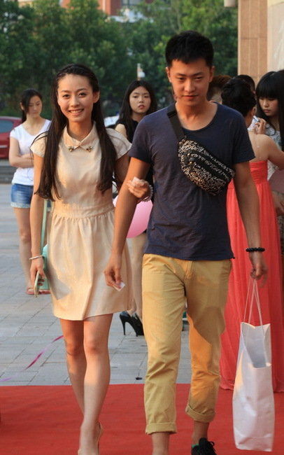 鄭州高中生舉辦畢業(yè)舞會(huì)走紅毯擺明星范兒