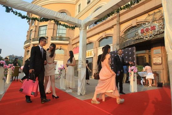 鄭州高中生舉辦畢業(yè)舞會(huì)走紅毯擺明星范兒