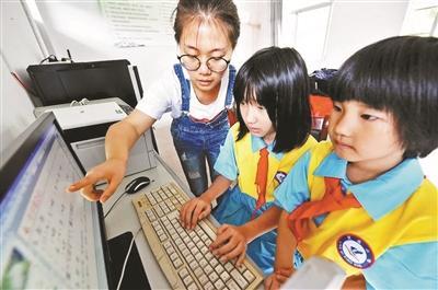 ɽ��ɽ�^(q��)��(n��i)һС�W(xu��)�H�ɂ�(g��)�W(xu��)��90��Ů�̎���(ji��n)���v�_(t��i)