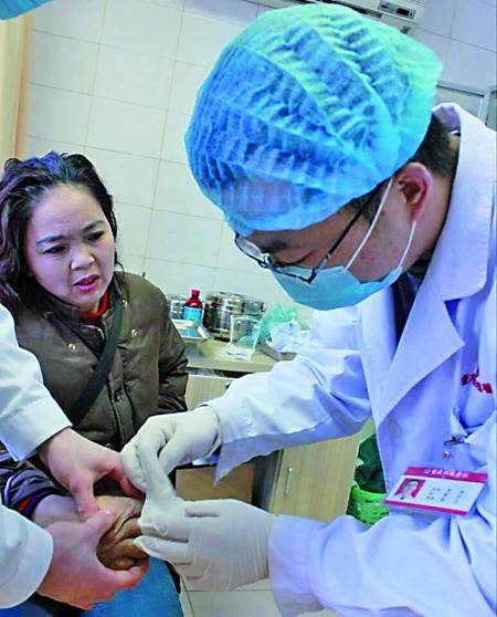 女子做清潔手指遭劃傷感染截肢 雇主:不關(guān)我事