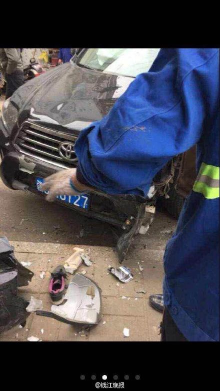 寧波一越野車(chē)沖進(jìn)店鋪致6人死 含2名學(xué)生(圖)