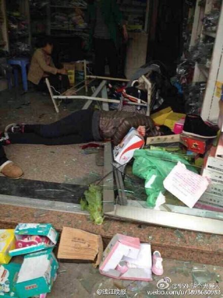 寧波一越野車(chē)沖進(jìn)店鋪致6人死 含2名學(xué)生(圖)