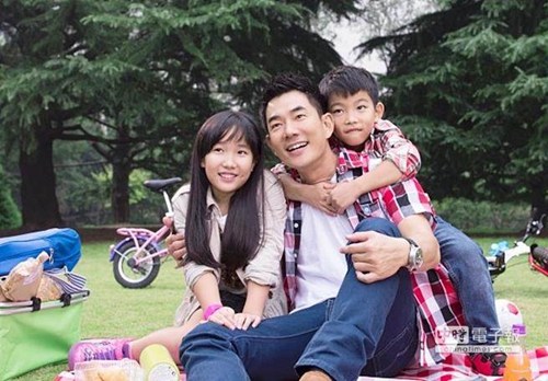 ���t�Rһ��(du��)��Ů��ʽ�عⱻٝ���Ƕ����������D��