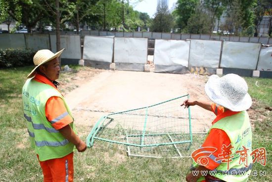 7��11���糿��ؓ(f��)؟(z��)��������Ǳ��P����·����·���ľ�·֮�g·�εı����T��������һ�����E�£��^������߀�úõı����T��Ϣ������Ȼ��һҹ֮�g��ʧ��Ҋ(ji��n)����ԭַҲ����߸Ƀ���ֻʣ��߀����ذ�u��һƬ�յ�����(d��ng)Ȼ��������������ƷҲ�������w��