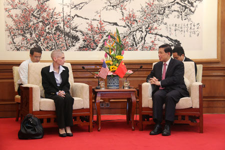 2015��8��4���������ڶ��θ����L(zh��ng)��(j��)���ִ����ڱ����e�С��������Ї�(gu��)�⽻���̇�(gu��)ƽ�����L(zh��ng)������(gu��)��(gu��)��(w��)Ժ������(w��)�f(xi��)�{(di��o)�T�P�_(d��)�Z��ʹ��ͬ�������ɇ�(gu��)���P(gu��n)���T���텢�������I(y��)�츱���L(zh��ng)��(hu��)Ҋ����������F(tu��n)�����v�A��ʹ����˹���ӕ�(hu��)Ҋ�ʹ��̡�