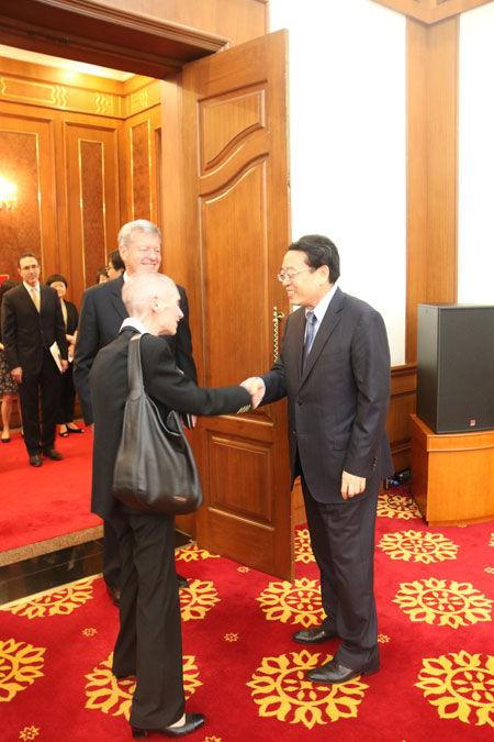 �������������p���͇�(gu��)�H�͵؅^(q��)�����΄�(sh��)�����Է��������e������뽻�Q������һ���J(r��n)������(d��ng)ǰ��(gu��)�H���(hu��)���R�Ŀֲ����x���{�c����(zh��n)�����(f��)�s��(y��n)���������ɇ�(gu��)�ӏ�(qi��ng)�p����߅���ֺ������σɇ�(gu��)�Ĺ�ͬ������Ҳ�����ھS�o(h��)��(gu��)�H�͵؅^(q��)��ȫ�c��(w��n)�����p���ʹ���W(w��ng)�j(lu��)�ֲ����x���������O�����x�ȹ�ͬ�P(gu��n)�ĵĆ��}̹�\�������_(d��)����Ҫ���R(sh��)���з���(qi��ng)�{(di��o)���|���\(y��n)���ȡ��|ͻ���ֲ��M����(du��)�����ɇ�(gu��)����(gu��)�H���(hu��)�ć�(y��n)��Σ����Ҫ����������֧�ֺ�����з�������|ͻ���ֲ���(sh��)����Ŭ�����p��ͬ���M(j��n)һ���ӏ�(qi��ng)�ڷ������(b��o)��(zh��)�����I(l��ng)�����������໥��˴��P(gu��n)����