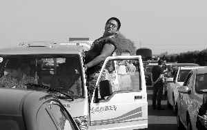 �����b��������·�ϣ��ж��ى��������ɵ��w��