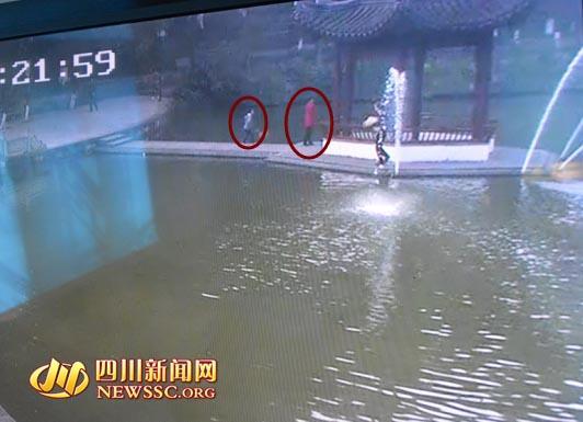 �Ĵ�Ů�ӌ�10�qŮ��������� ĮȻ����ˮ�В���