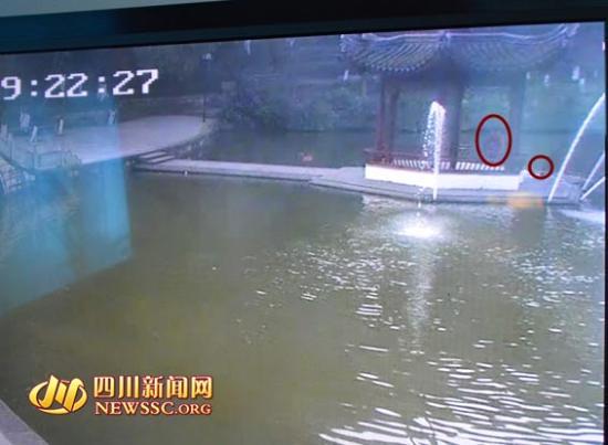 �Ĵ�Ů�ӌ�10�qŮ��������� ĮȻ����ˮ�В���