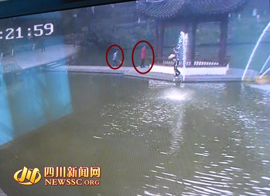 �Ĵ�Ů�ӌ�10�qŮ���������ĮȻ������ˮ�В���