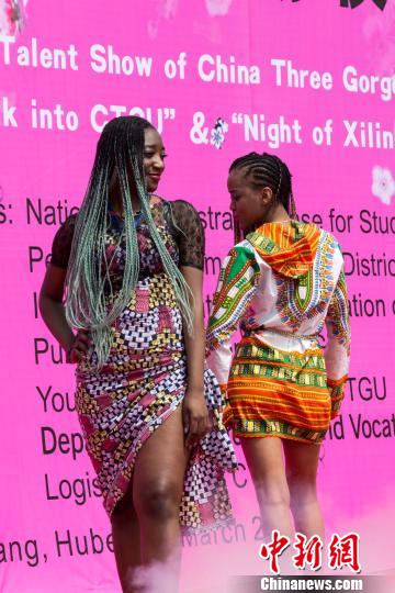 ���{��W(xu��)�һ���(ji��)�_Ļ26����W(xu��)��չ�����L(f��ng)�飨�D��