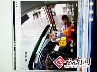 ����һ���ˎ��׾��Ϲ��������� һ�Բ��Ͼ̈́�(d��ng)�ִ�˾�C(j��)