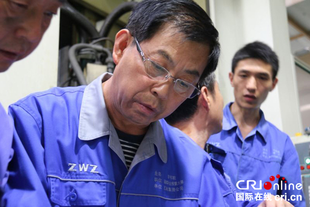 �DƬĬ�J���}