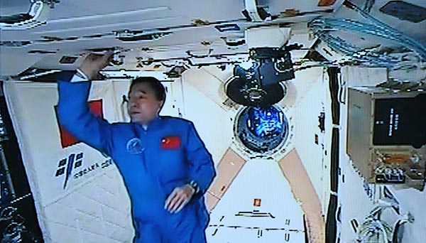 �����i��