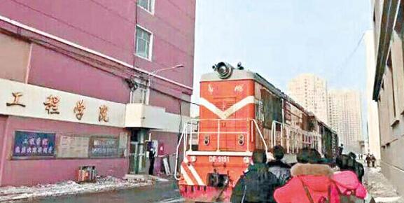 �L��������WУ�@��(n��i)���F·���������ã��DƬ��Դ�W(w��ng)�j(lu��)��