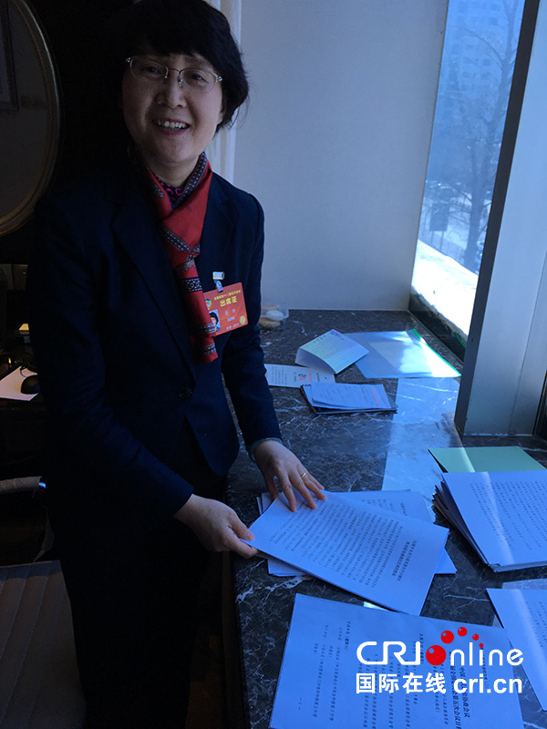 �DƬĬ�J���}