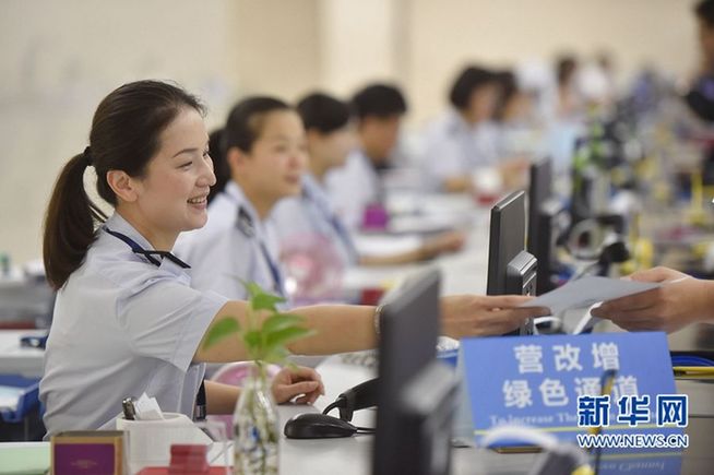 2017�꼴���^ȥ���@һ�����۰��^(q��)���������a(ch��n)��ĸ��ˮ��C919���w���I����һ����Ӌ�p����7000�|����һ��һ·��������_�����؎ŏį����P(gu��n)ͣ�����خa(ch��n)�Ј�ӭ������{(di��o)�ء����@Щ�܉��d��ʷ�ԵĴ�����ͬ�r������ӡ�����҂���ʾ��2017�����еĽ�(j��ng)���l(f��)չ܉�E��