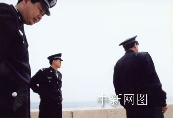 ��ï���ɳ����񾯵�һ�����_(d��)��߅���О齪��